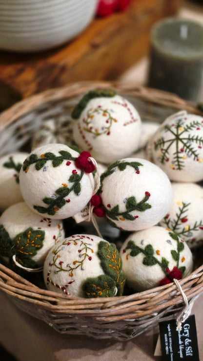 Weihnachtskugel – Weiß mit gestickter Schneeflocke