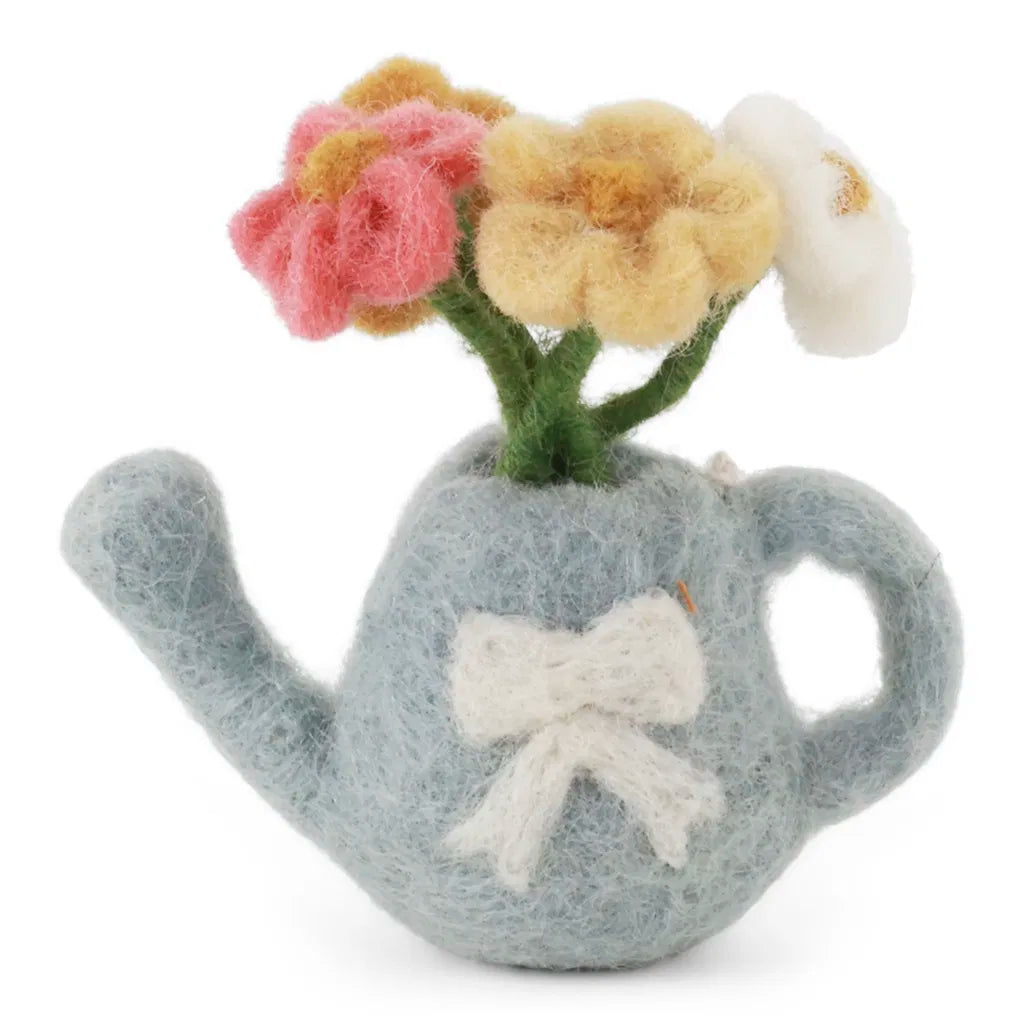 Hellblaue Gießkanne mit Blumen
