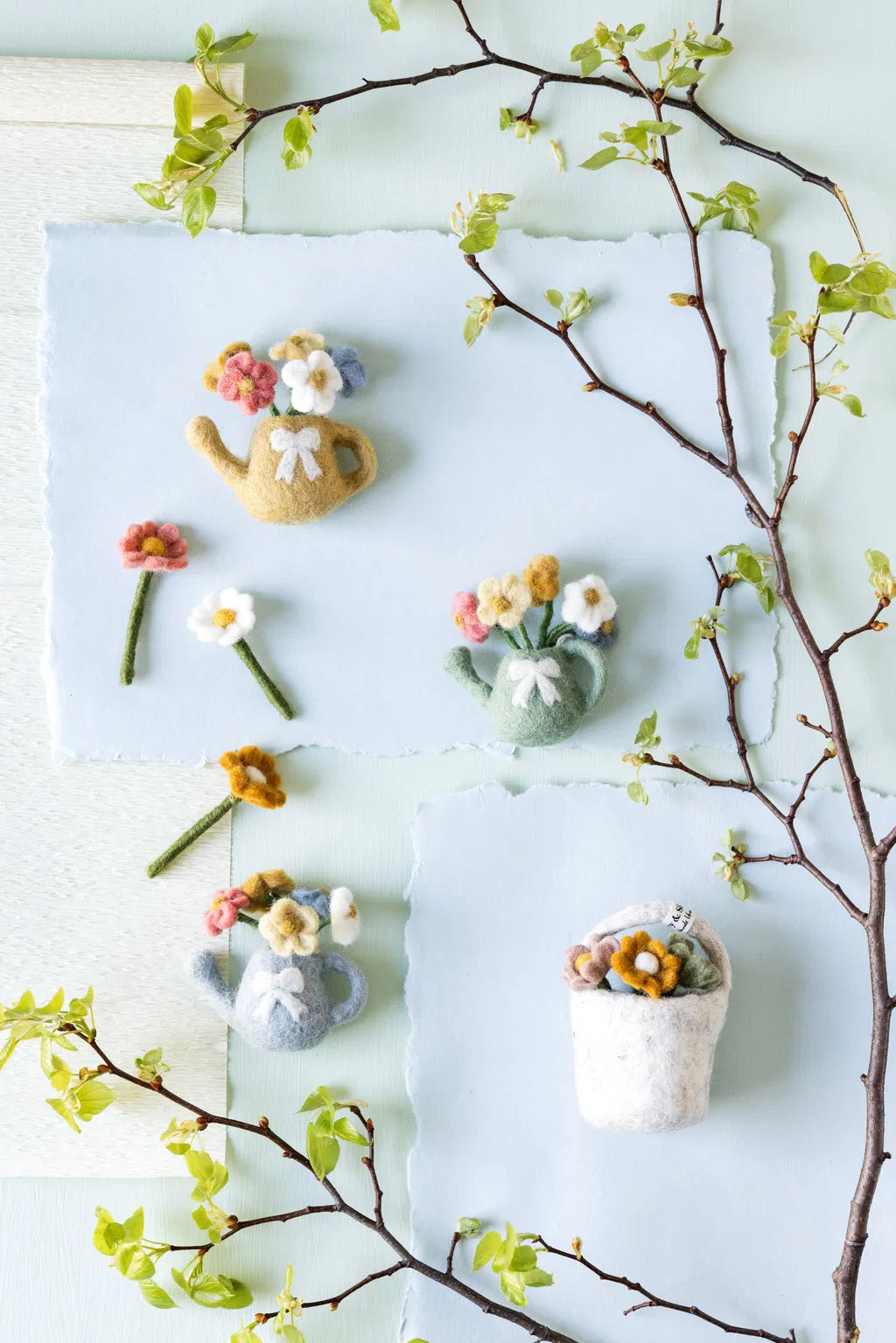 Hellblaue Gießkanne mit Blumen