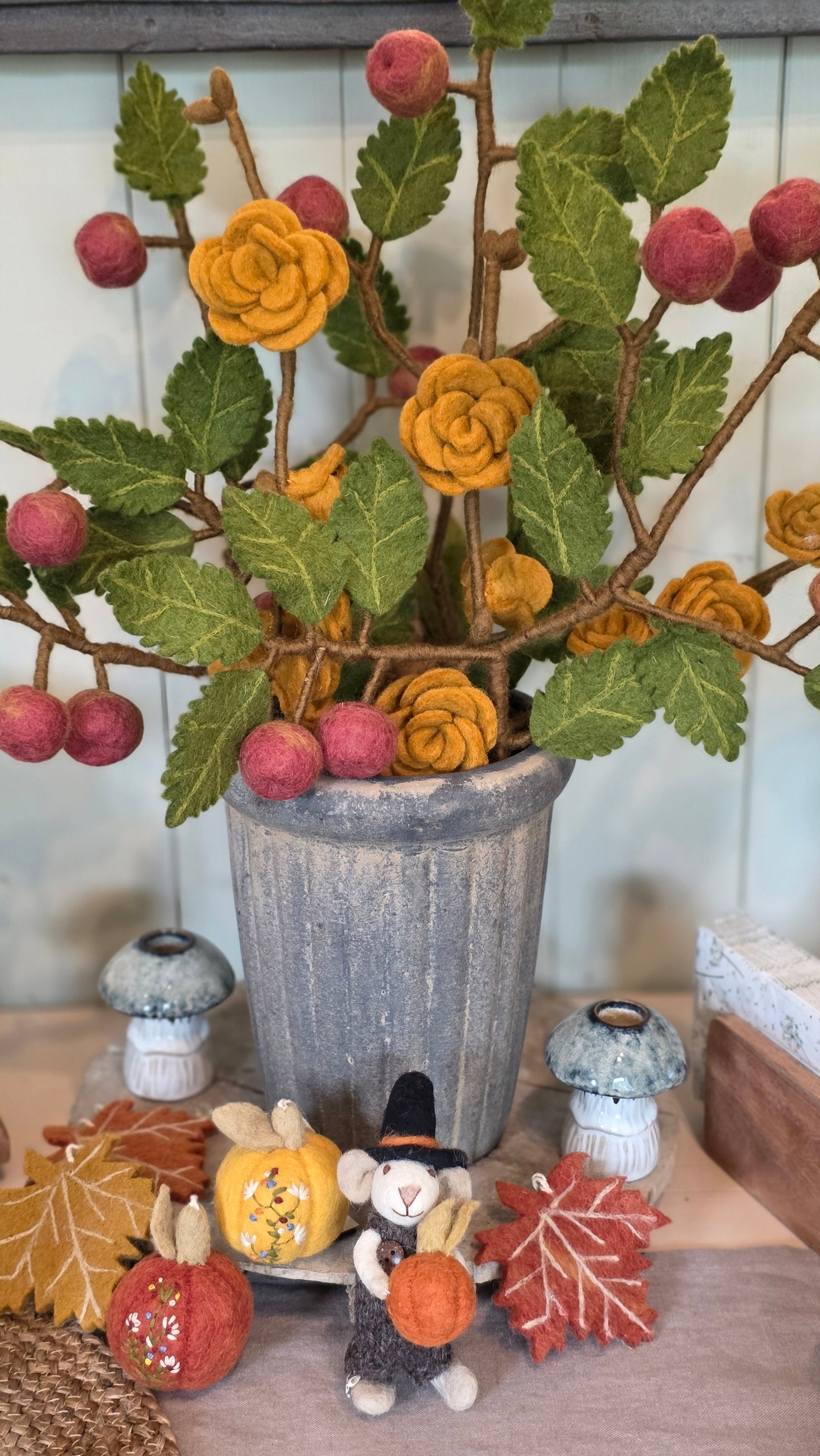 Herbstliche weiße Maus mit Kürbis und Hut