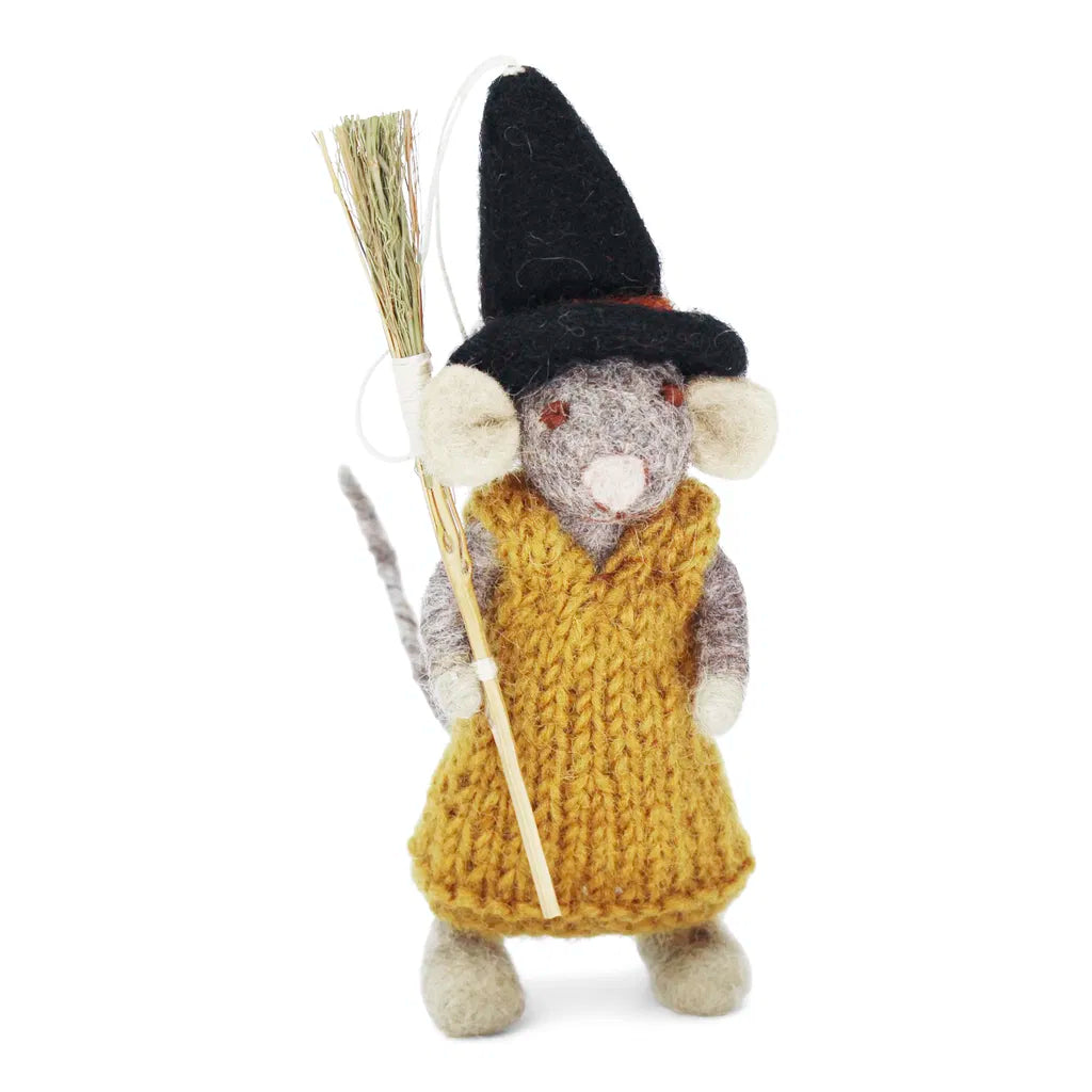 Kleine graue Maus mit Besen und ockerfarbenem Kleid