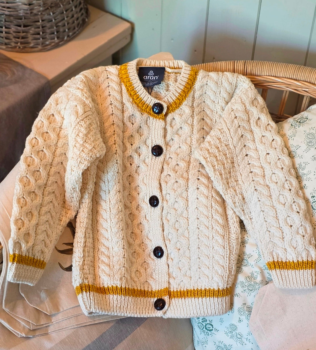 Kinder Aran-Strickjacke – mit orange-gelben Streifen, 100 % Merinowolle