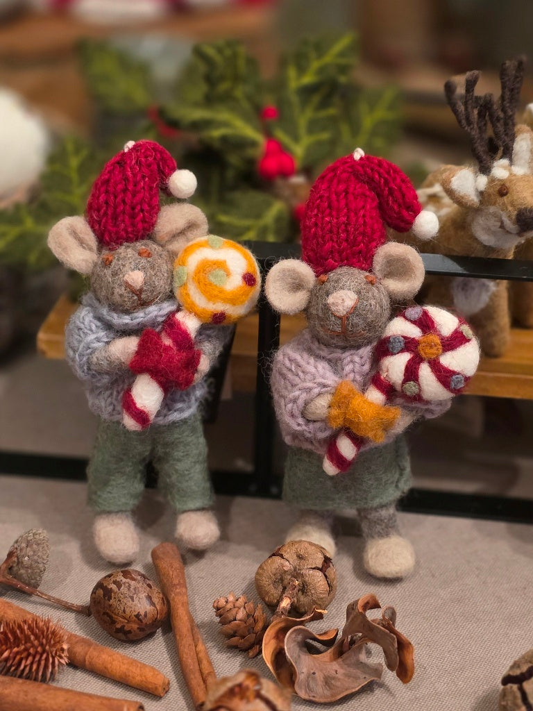 Kleine graue Maus mit Christmas Candy