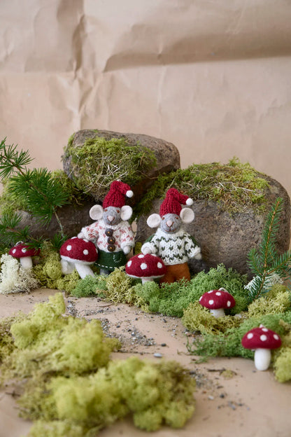 Graue Weihnachtsmaus mit Fliegenpilz