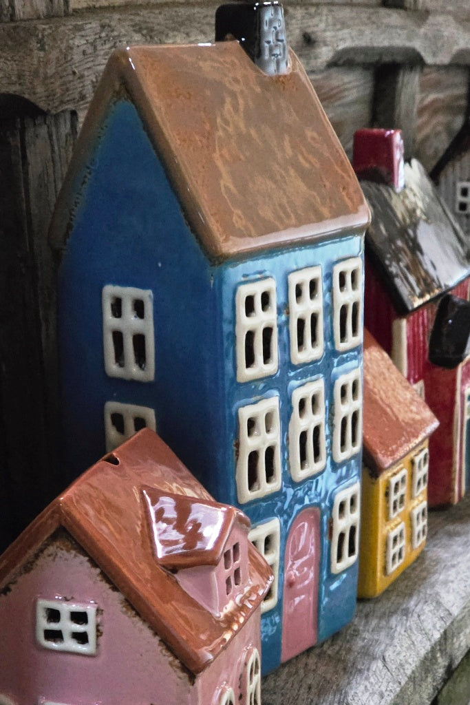 Teelichthaus Nyhavn blau mit hellrosa Tür