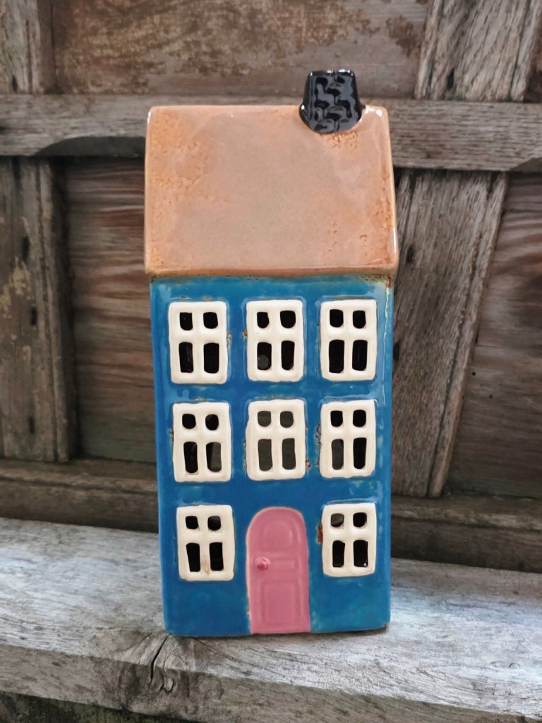 Teelichthaus Nyhavn blau mit hellrosa Tür