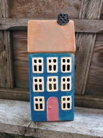 Teelichthaus Nyhavn blau mit hellrosa Tür