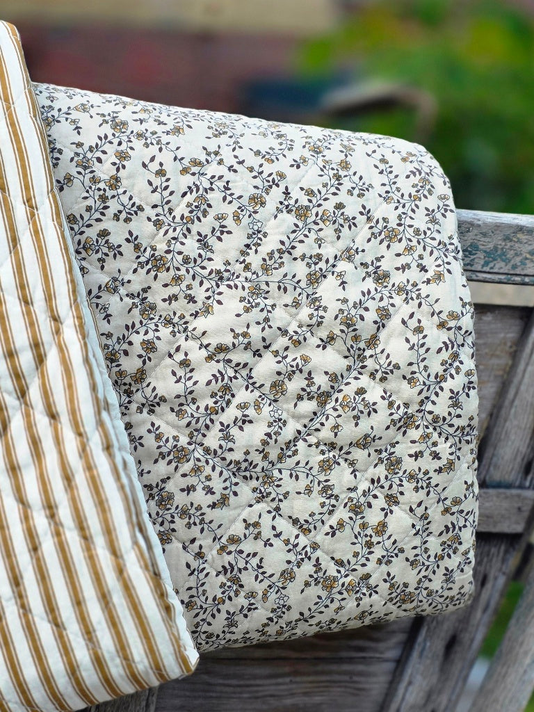 Quilt creme mit braunen Blumenranken