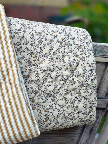 Quilt creme mit braunen Blumenranken
