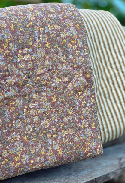 Quilt staubig bordeaux mit blauen, gelben und grünen Blumen