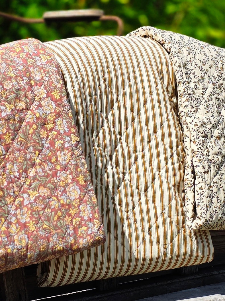 Quilt Sand mit ockerfarbenen Streifen