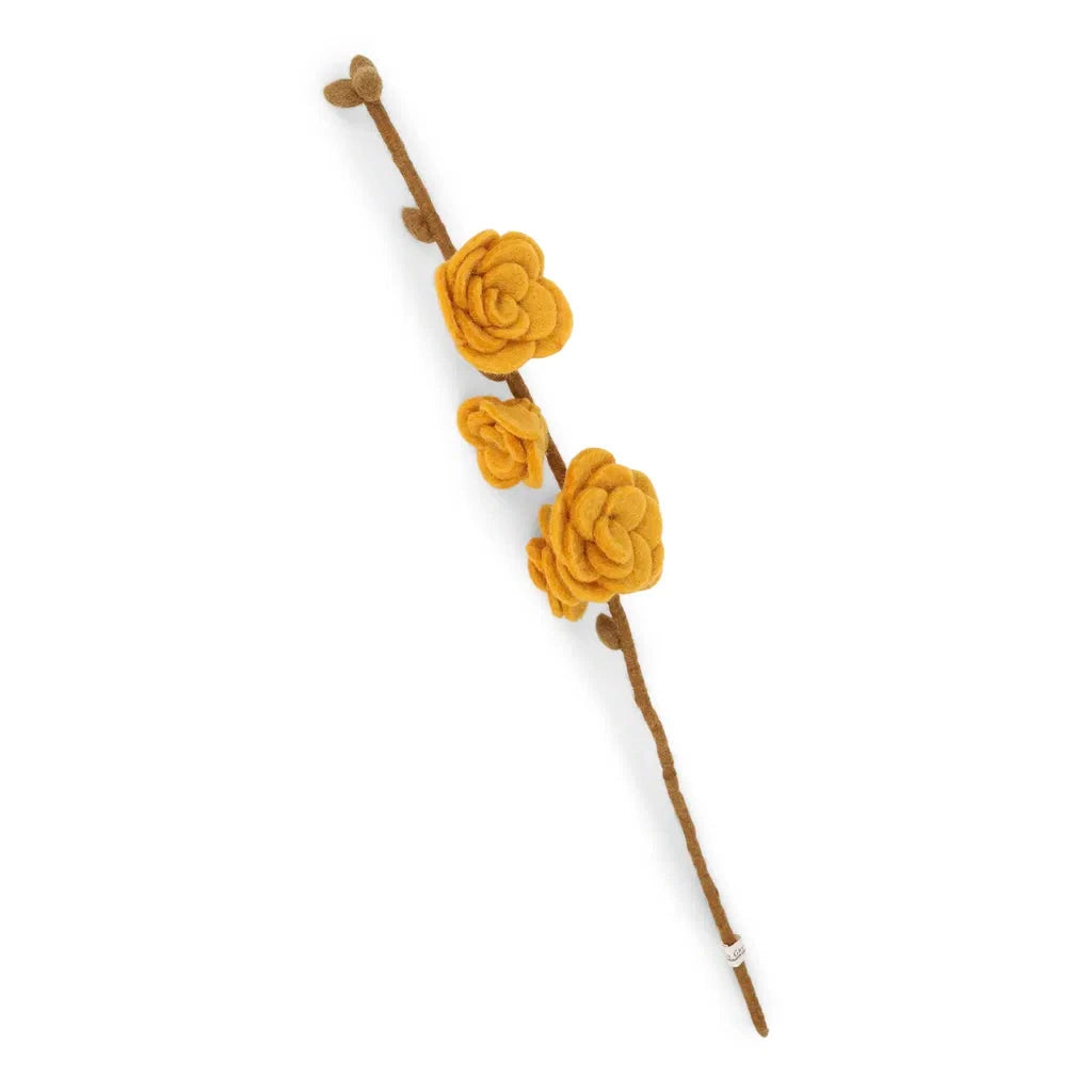 Zweig mit orange-gelben Rosen