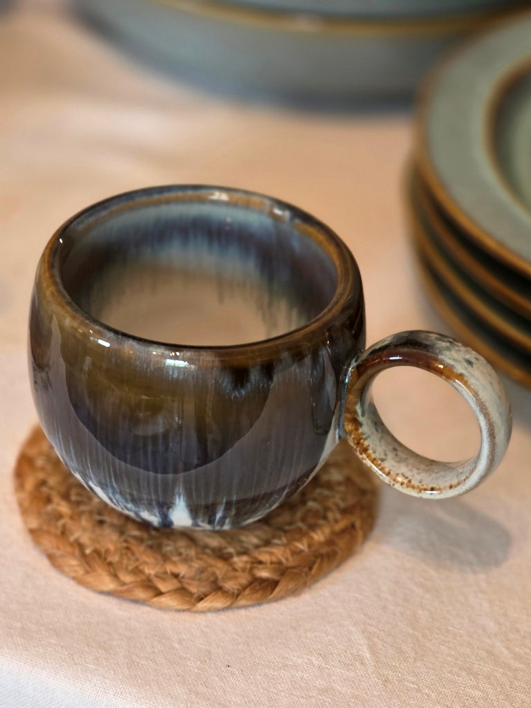 Tasse Vallvik erdig mit blauer Laufglasur