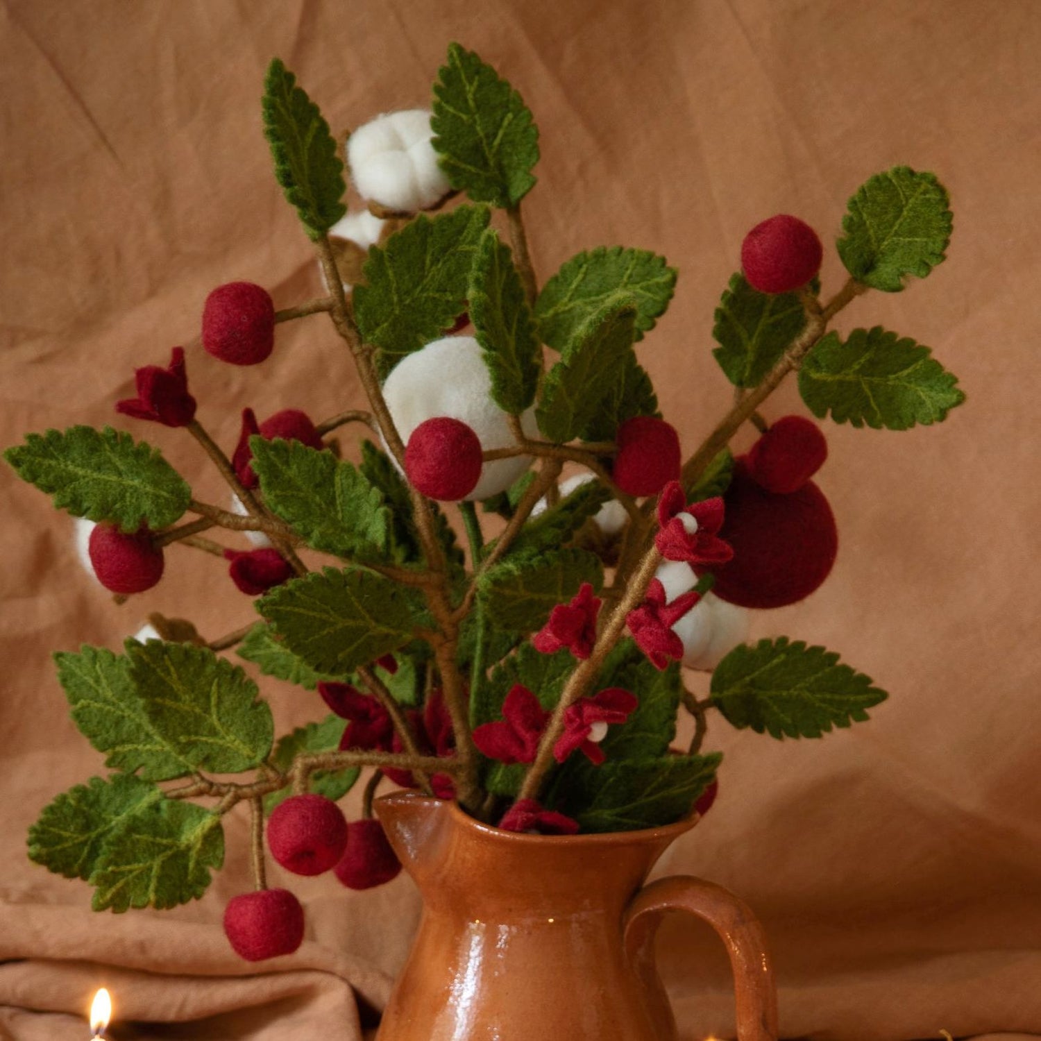 Blätterzweig mit dunkelroten Äpfeln