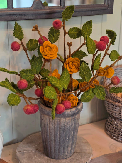 Zweig mit orange-gelben Rosen
